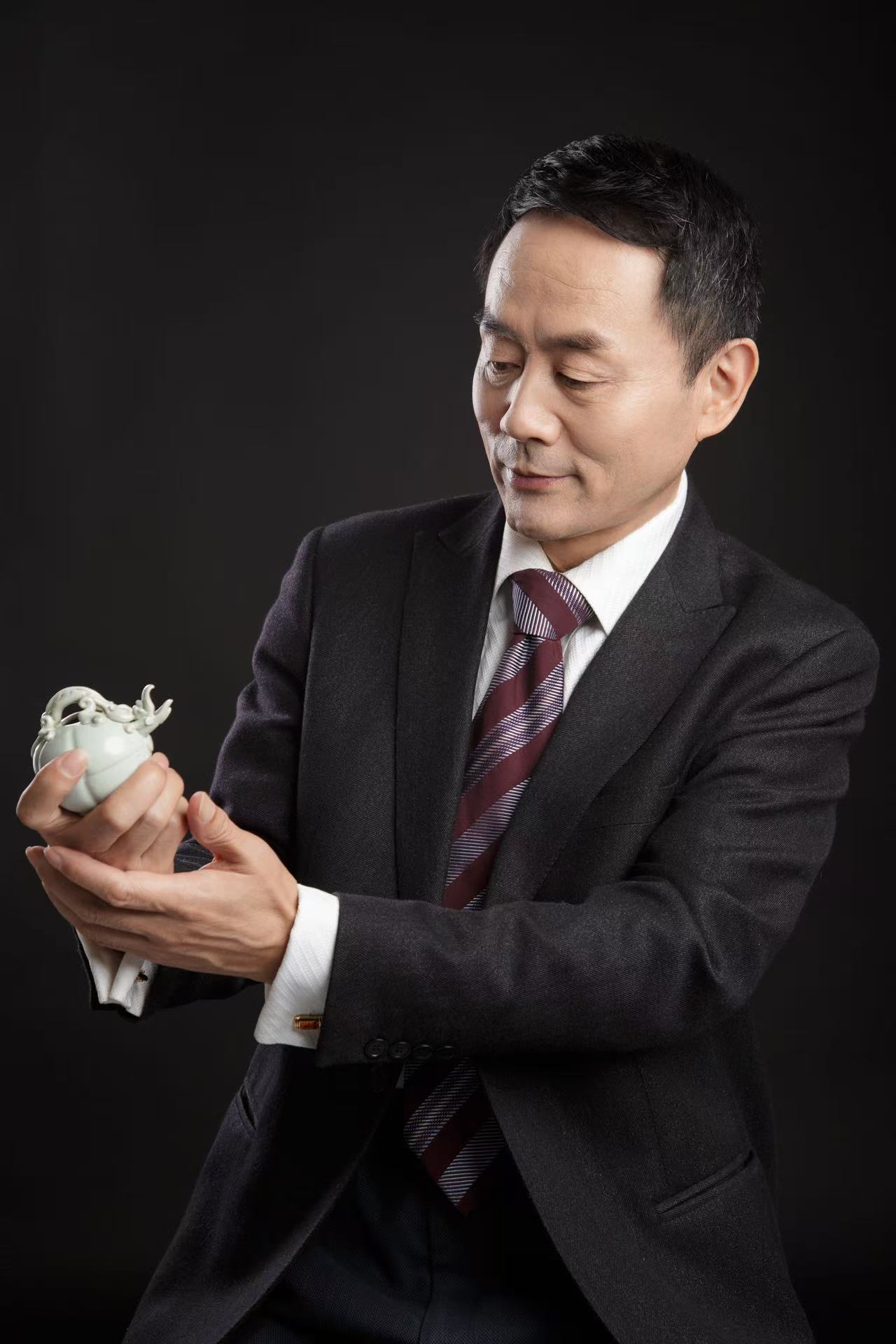 研究收藏品的郑延海
